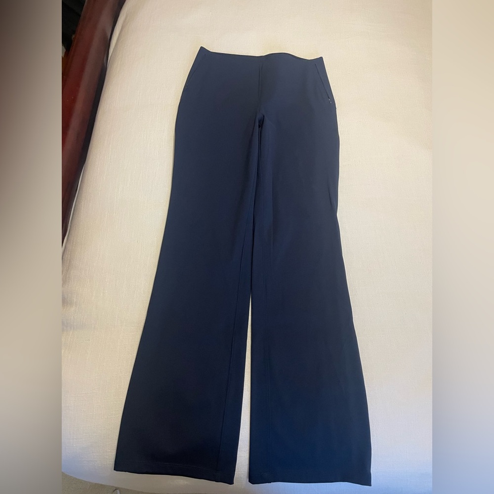 Lululemon pull on pant in navy blue size 8